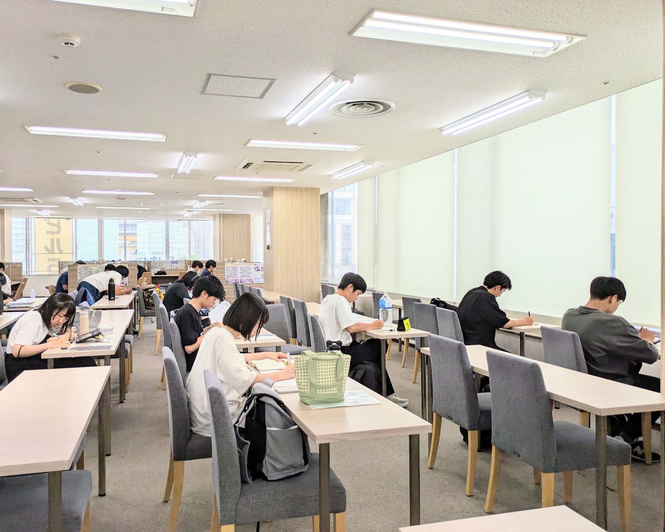自習スペースでは落ち着いて勉強できます！