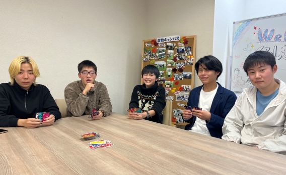 お昼はみんなでUNO♪