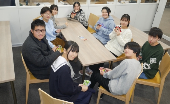 ランチタイム後にはカードゲームでワイワイ♪
