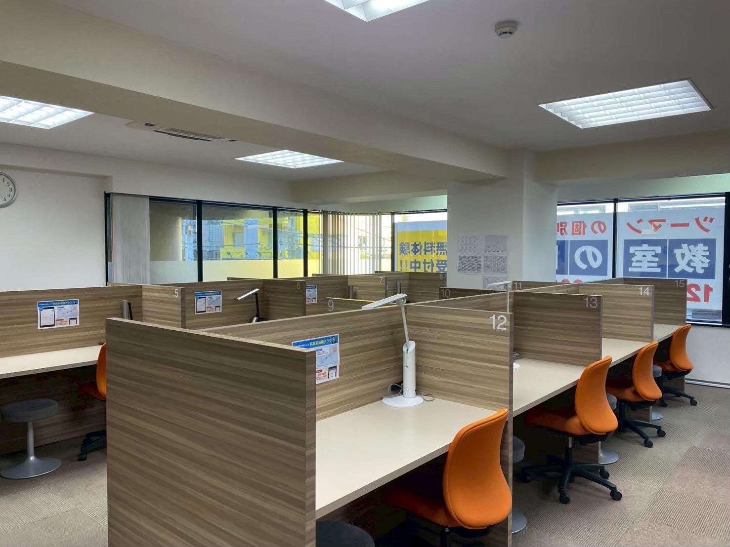 明るく清潔感のあるマンツーマン授業スペースです