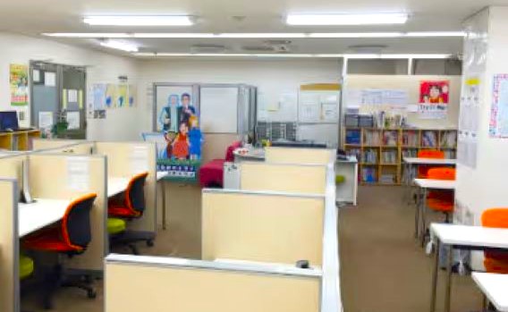 明るく清潔感のある空間で、生徒さまの様子が一目で見渡せます。