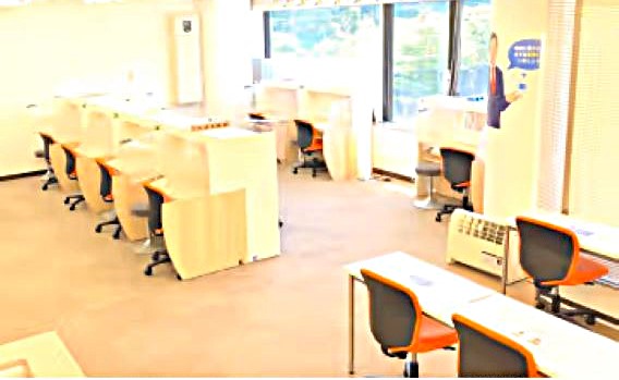 明るく清潔感のある空間で、生徒さまの様子が一目で見渡せます