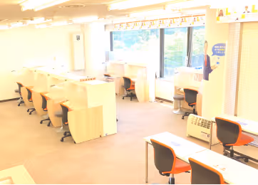 明るく清潔感のある空間で、生徒さまの様子が一目で見渡せます。