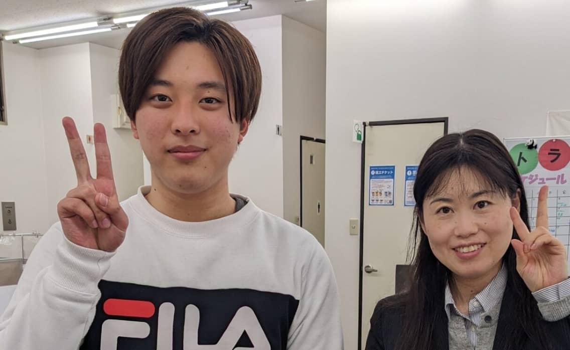 担当授業の先生と一緒にピース