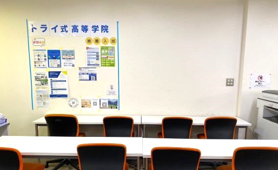 賑やかな掲示板がお迎え