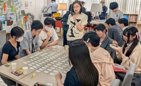 七夕の日に百人一首大会で盛り上がり