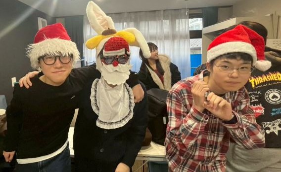 クリスマスパーティーでサンタがいっぱい