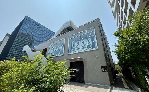 緑に囲まれた新しいキャンパス