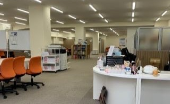 入口から奥まで見渡せる広々キャンパスです。