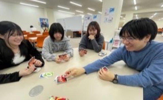 休憩時間には学年関係なく交流する風土があります。