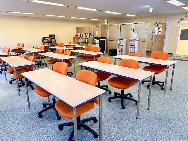 広々とした開放的な自習スペースでのびのびと学習できます。