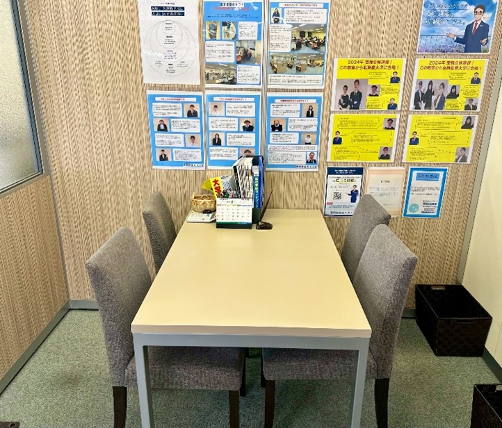 個別相談ブースでは生徒・保護者との進路相談でも使用いたします。