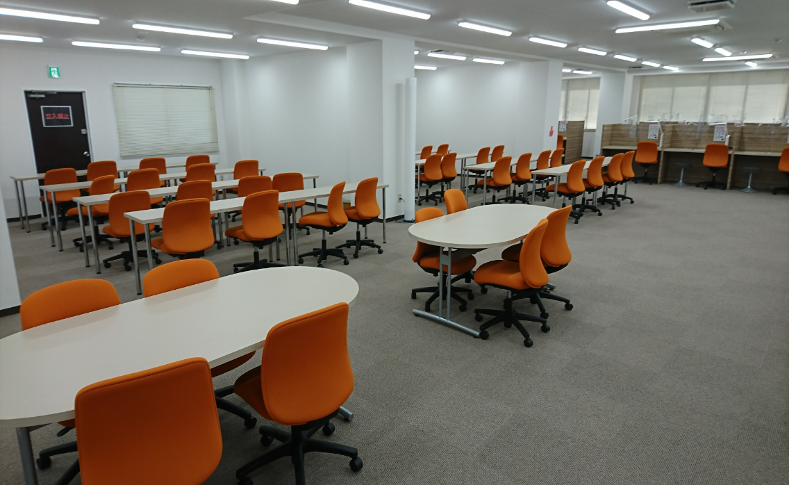 広い教室で快適に学習！
