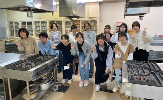 調理実習でローストビーフと野菜スープ、シュークリームを作りました