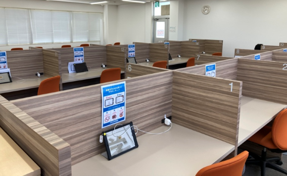 授業を行う個別ブースにてお待ちしています