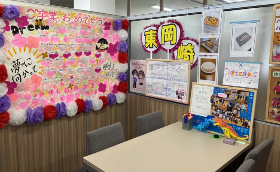 生徒作品が飾られた面談ブース